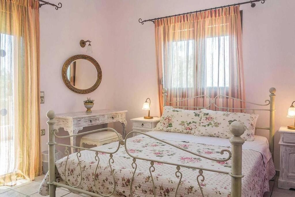 Villa Ouranos In Pefkias Città di Skopelos Esterno foto