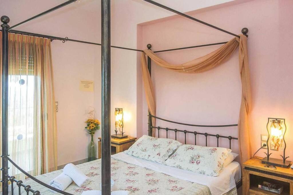 Villa Ouranos In Pefkias Città di Skopelos Esterno foto